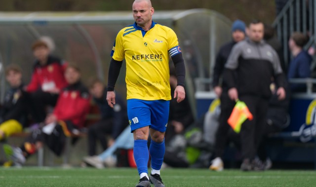 开云体育-参加真人秀减重10公斤！41岁斯内德业余联赛复出，球队助教是他哥